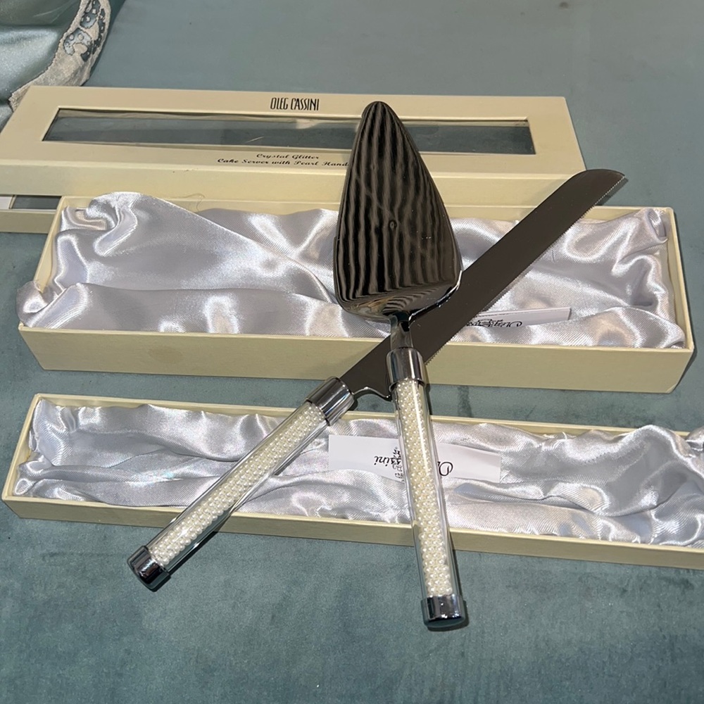 Cake server with pearl handle